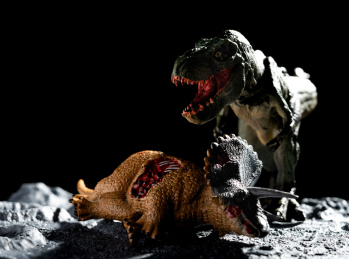 陨石坑旁的霸王龙与三角龙尸体