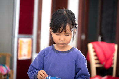 可爱的中国小女孩在家里玩耍