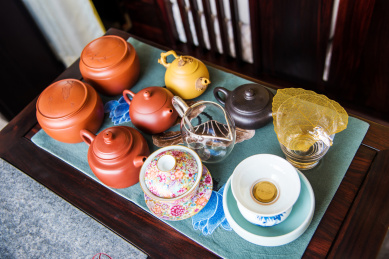放置在茶盘中的茶具特写