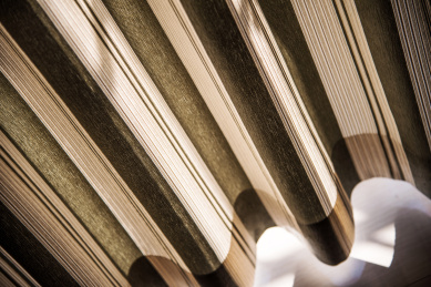 垂落的遮阳窗帘局部特写