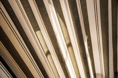 垂落的遮阳窗帘局部特写