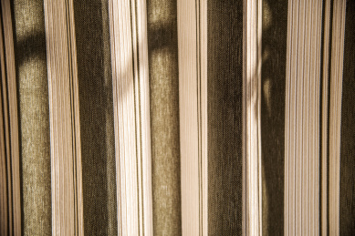 垂落的遮阳窗帘局部特写