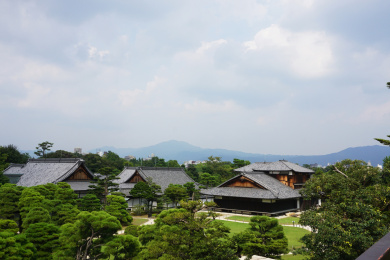 日本寺庙庭院一片祥和绿树灰瓦中景