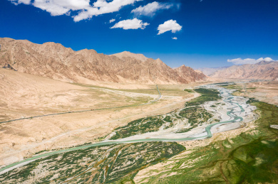 中国青海海西州昆仑河俯瞰自然风光