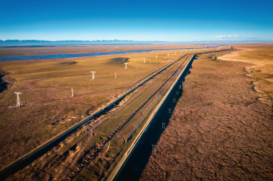 中国青海可可西里青藏公路和铁路自然风光