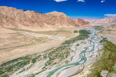 中国青海海西州昆仑河俯瞰自然风光