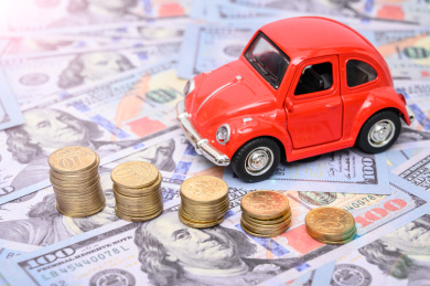 美元上的硬币增长和汽车买车概念