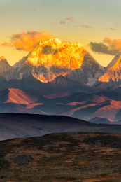 中国四川甘孜藏族自治州贡嘎雪山嘉子峰落日风光
