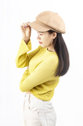 戴帽子的年轻女性    