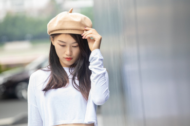 戴帽子的年轻女性    