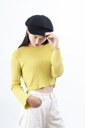戴帽子的年轻女性    
