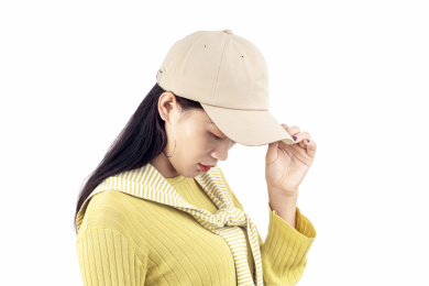 戴帽子的年轻女生