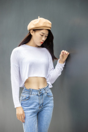戴帽子的年轻女性    