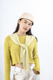戴帽子的年轻女性    