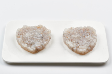 白色瓷盘装的火锅食材鱼滑虾滑