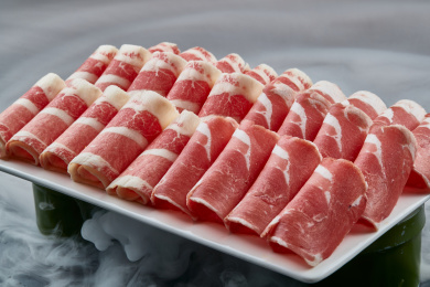 干冰缭绕的背景上摆放的牛羊肉卷双拼