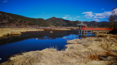 中国云南丽江泸沽湖秋天的草海风景照