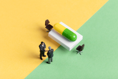 放在桌子上的一颗胶囊医药谈判合作