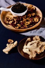 木盘中的干枣片和生姜