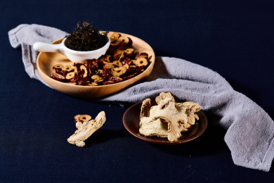 木盘中的干枣片和生姜