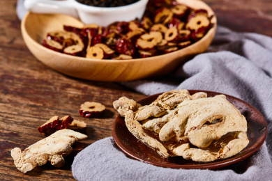 木纹桌面上木盘中的生姜