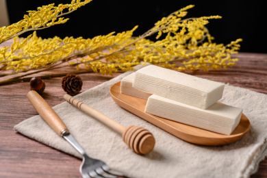 桌面上的木盘子上的美味可口的云片糕