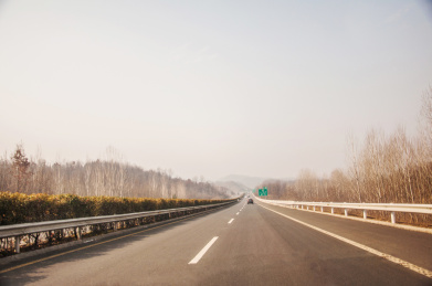 暖色光线中空旷无车的高速公路