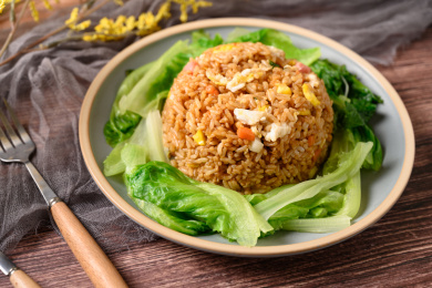 桌面上的青色陶瓷盘子里的扬州炒饭