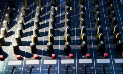 电子调音台的控制面板局部