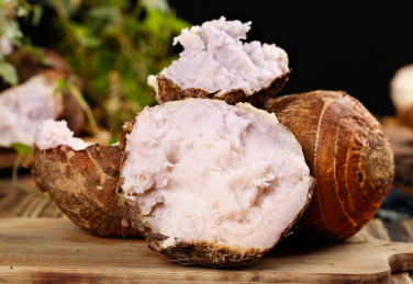 木板上放着一堆荔浦芋和掰开的芋头