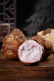 深底上放着两个完整的荔浦大芋头和半边香芋