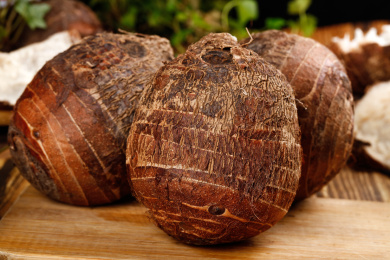 木板上放着三个荔浦芋头