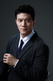坐在椅子上的东方商务男士
