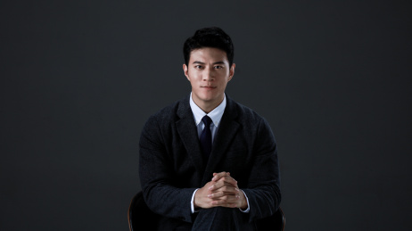 坐在椅子上的东方商务男士