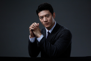黑色背景东方商务男性肖像