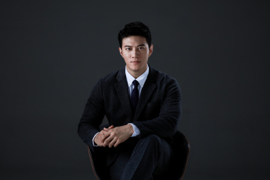 坐在椅子上的东方商务男士