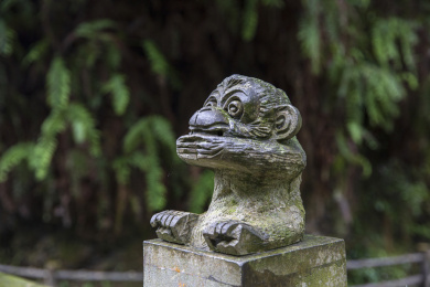 中国四川成都峨眉山石桥上的石猴子