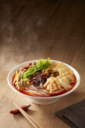 美味的广西柳州螺蛳粉，在木质的桌面背景