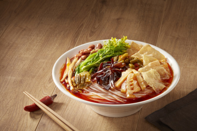 美味的广西柳州螺蛳粉，在木质的桌面背景