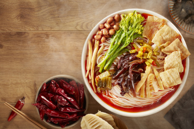 美味的广西柳州螺蛳粉，在木质的桌面背景