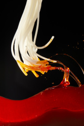 特写跳跃的米粉，带着螺蛳粉的红油汤汁