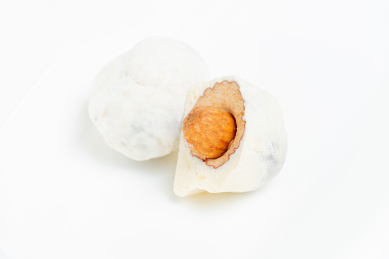 切开的巴旦木夹心奶枣