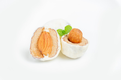 切开的巴旦木夹心奶枣