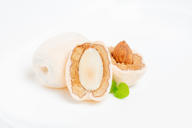 切开的巴旦木夹心奶枣