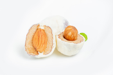 切开的巴旦木夹心奶枣