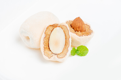 切开的巴旦木夹心奶枣