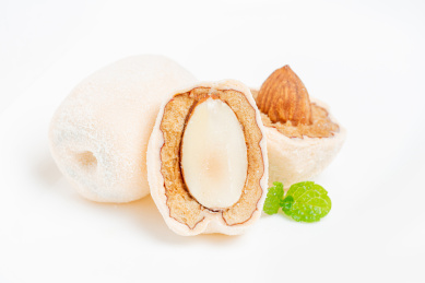 切开的巴旦木夹心奶枣