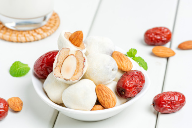 切开一半的杏仁夹心奶枣