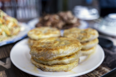 餐桌上的内蒙古特色牛肉烧饼