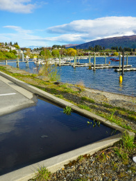 从湖边泊位眺望对岸小镇风光